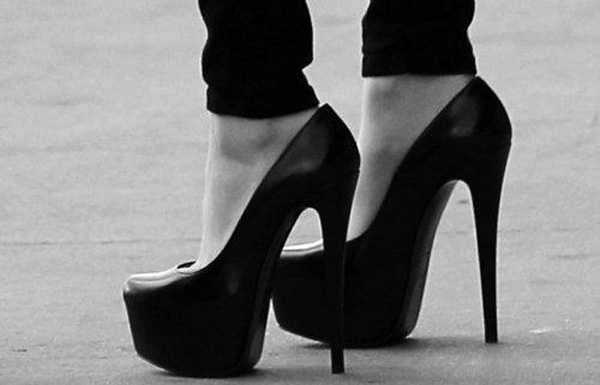 scarpe nere con il tacco alto