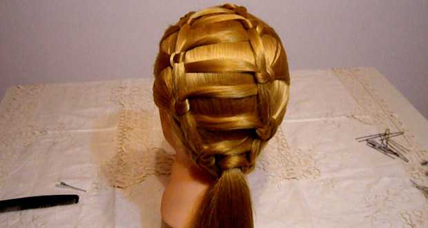 Treccia a corsetto con nodi