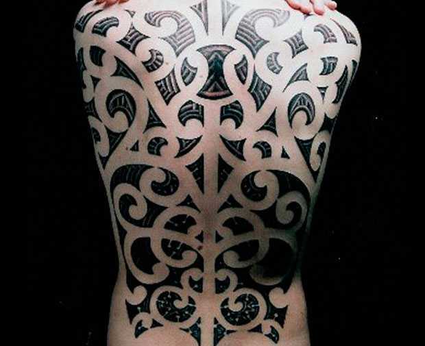 Tatuaggi schiena maori 