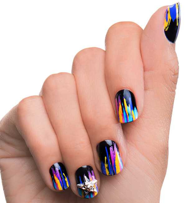 unghie artificiali nere con pennellate di colori