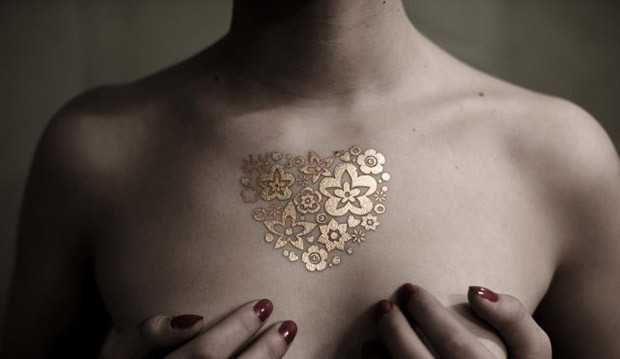 Tatuaggio cuore fiori oro