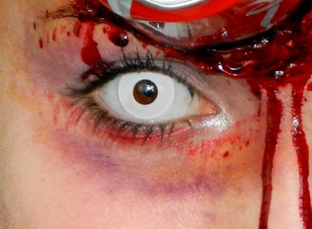 make up halloween lattina in fronte con sangue