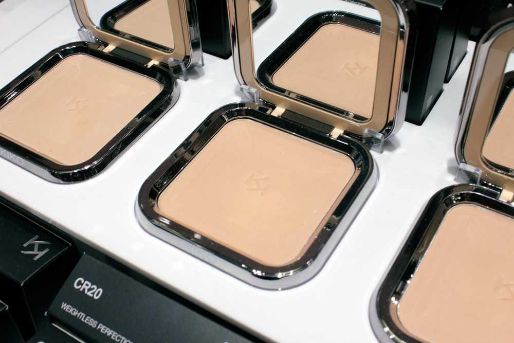 KIKO WEIGHTLESS PERFECTION WET AND DRY POWDER FOUNDATION