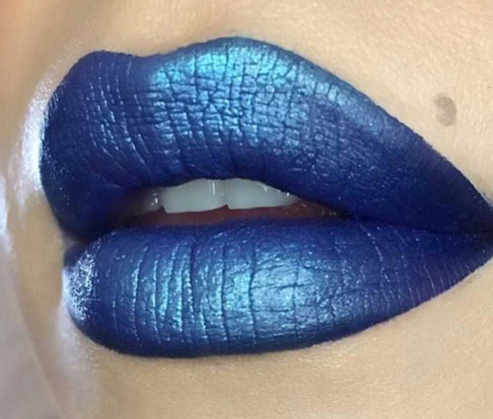 trucco labbra blu metallizzato