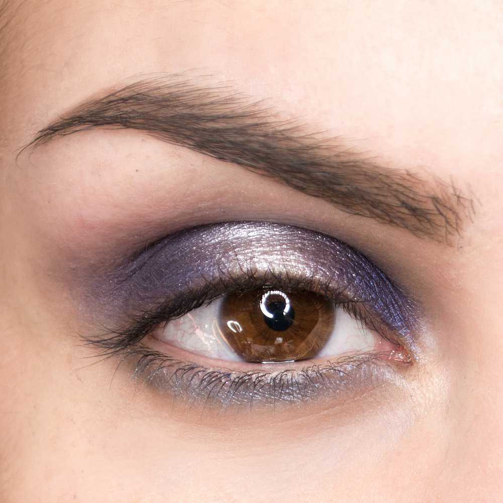 Smokey eyes viola e grigio luminoso