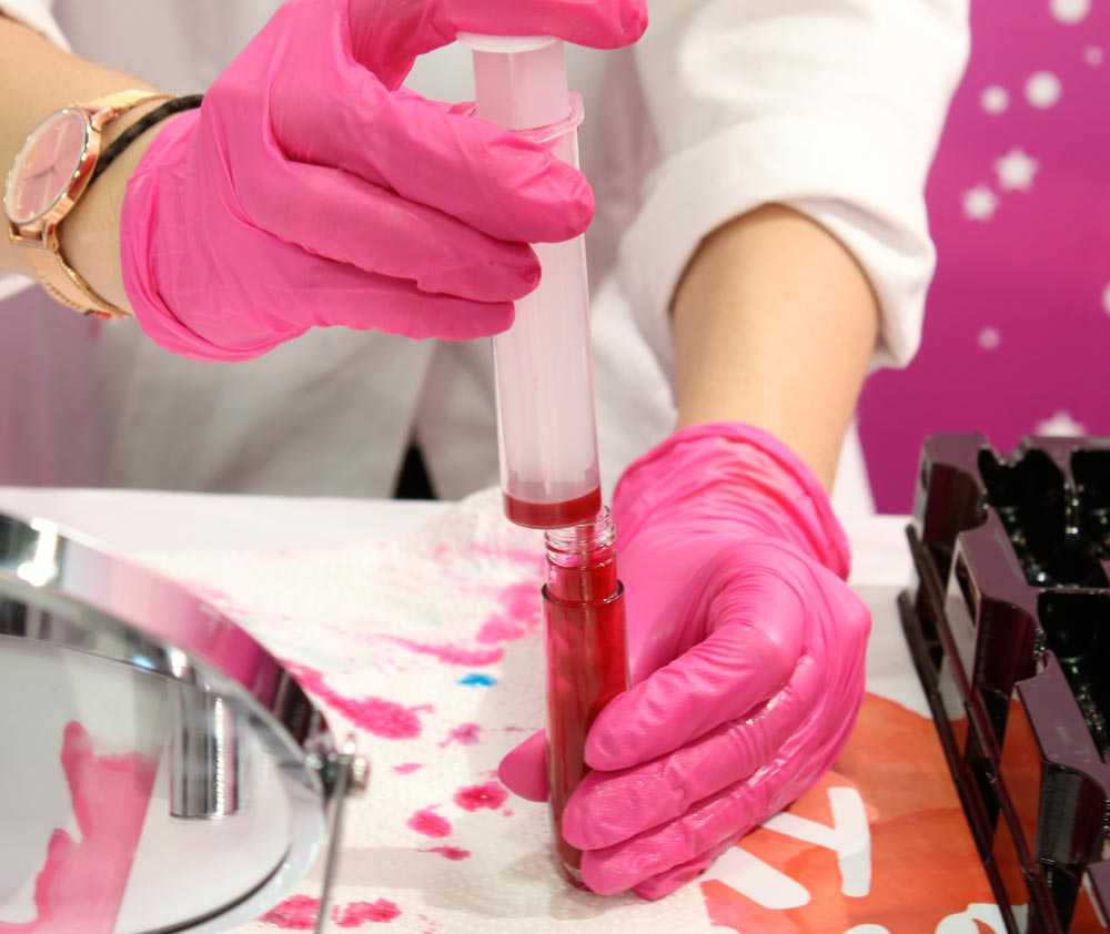 laboratorio di creazione lipgloss personalizzati essence
