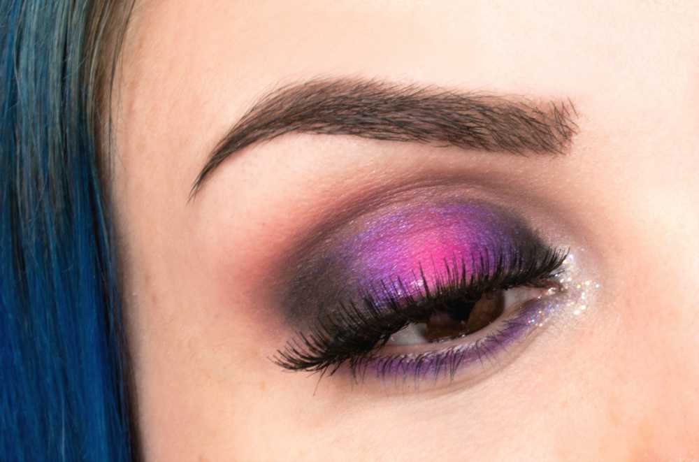 Trucco colorato e originale halo make up