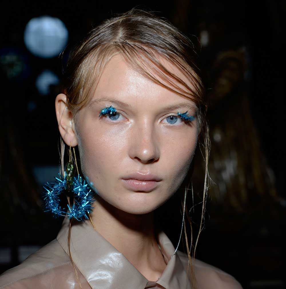 Trucco occhi con pagliuzze azzurre Trucco occhi con pagliuzze azzurre