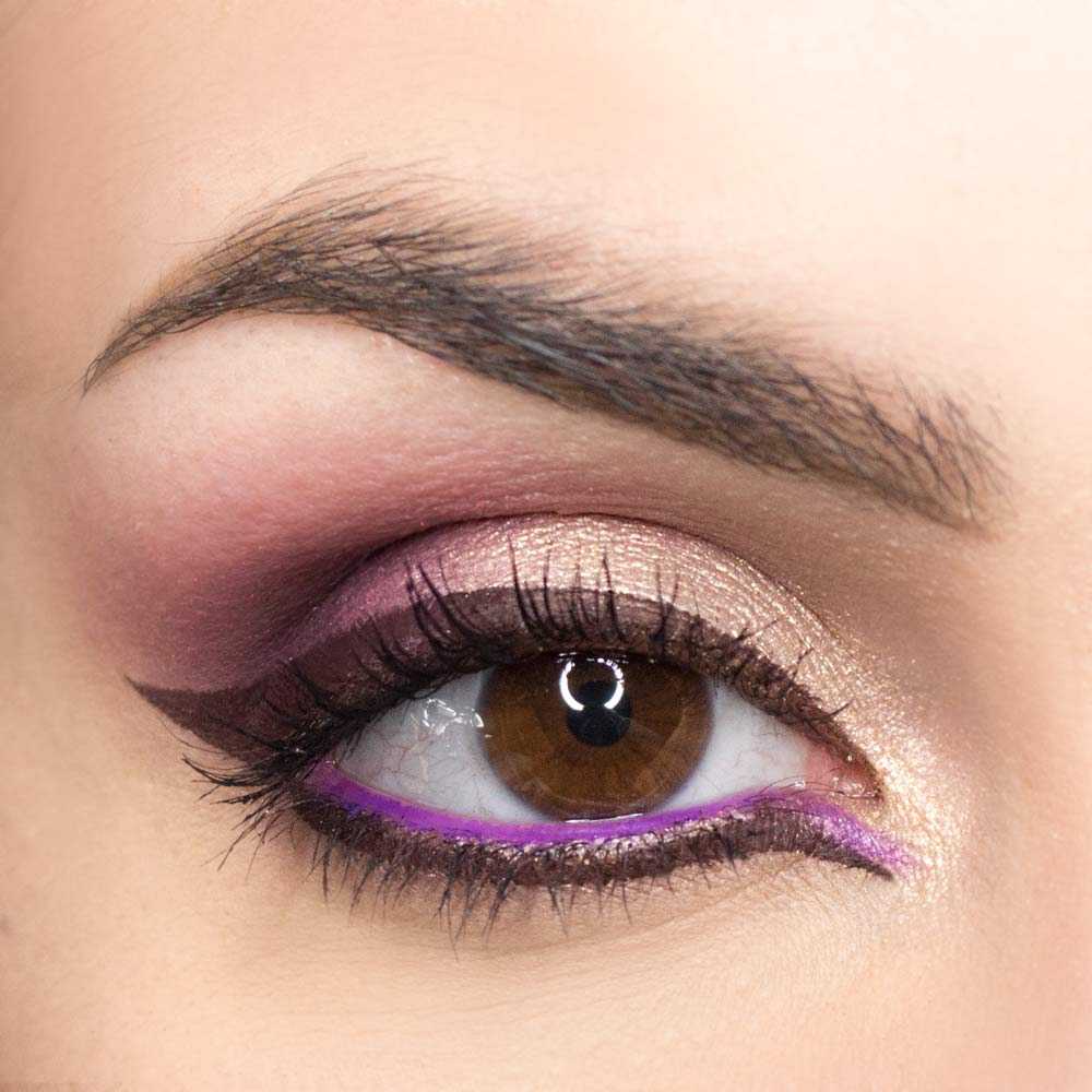 Make up grafico con eyeliner marrone viola