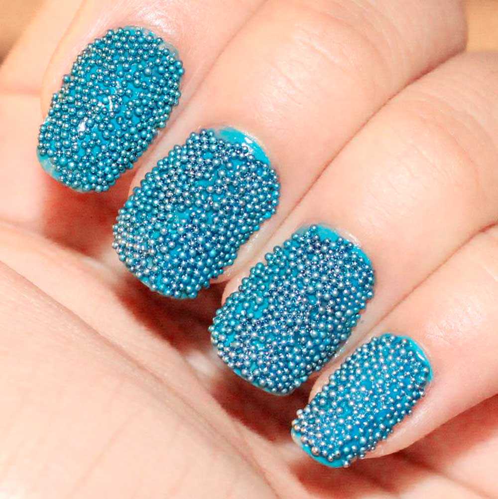 Caviar manicure azzurra