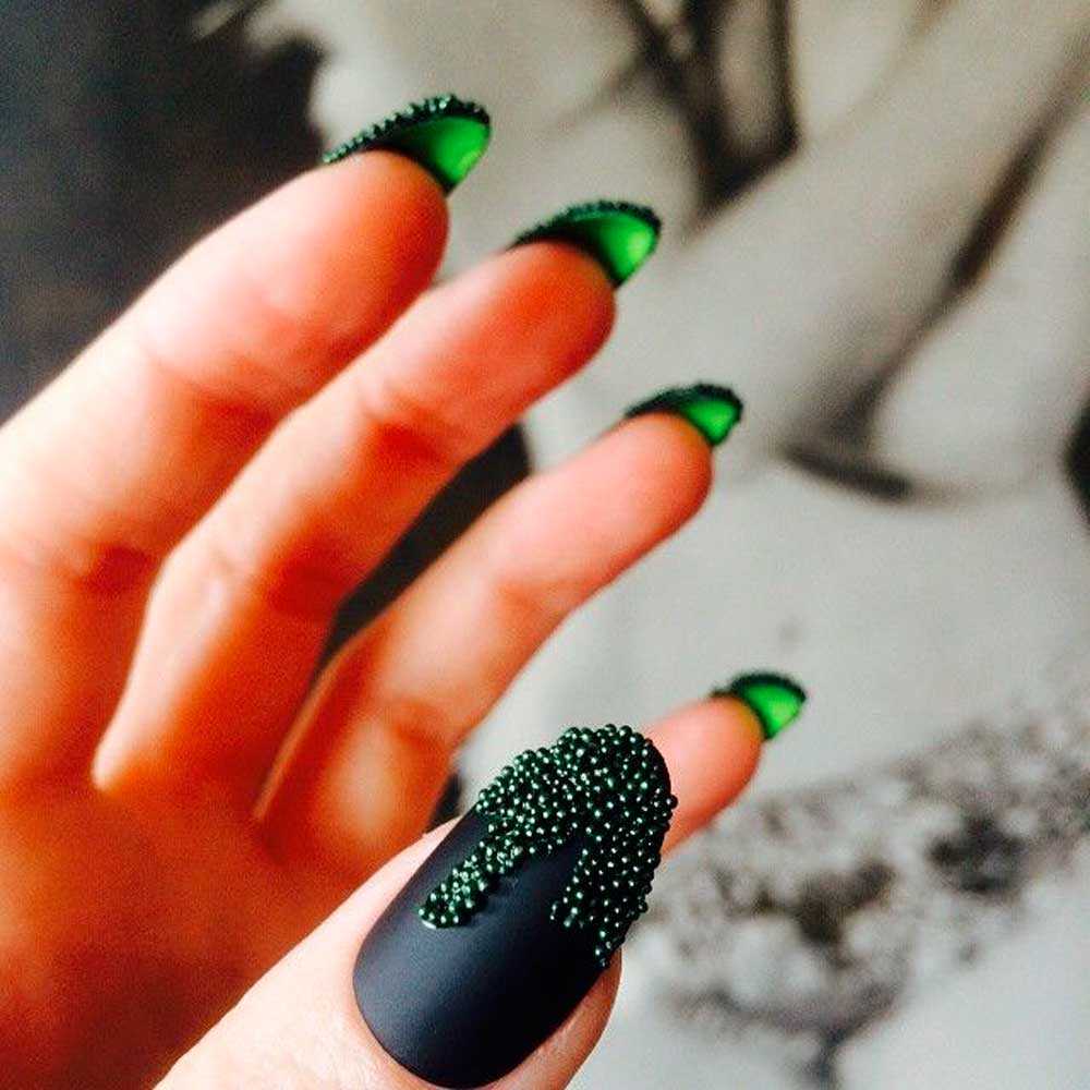 Caviar nail art con smalto nero opaco