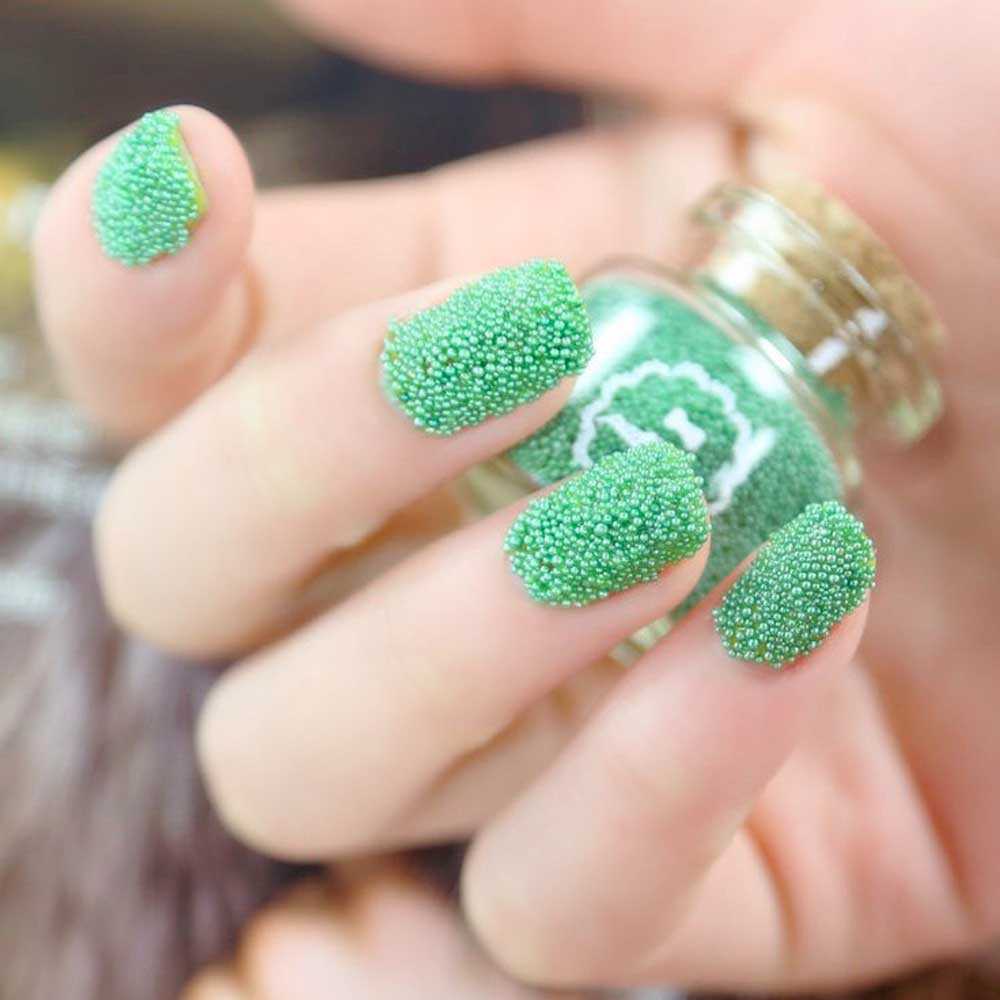 Caviar manicure verde