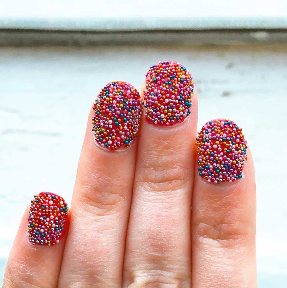 Caviar manicure su tutte le unghie 