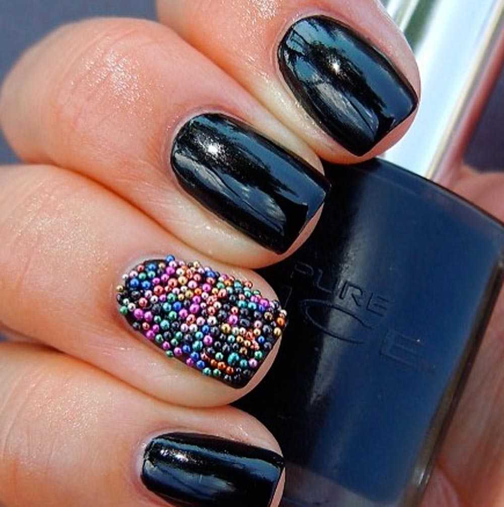 Accent nail art caviar manicure