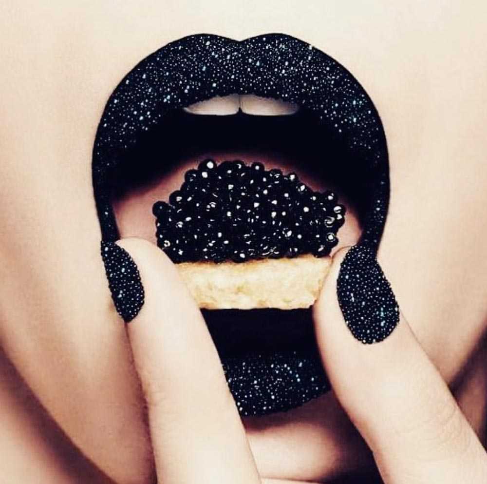 Nail art caviale, caviar manicure nera