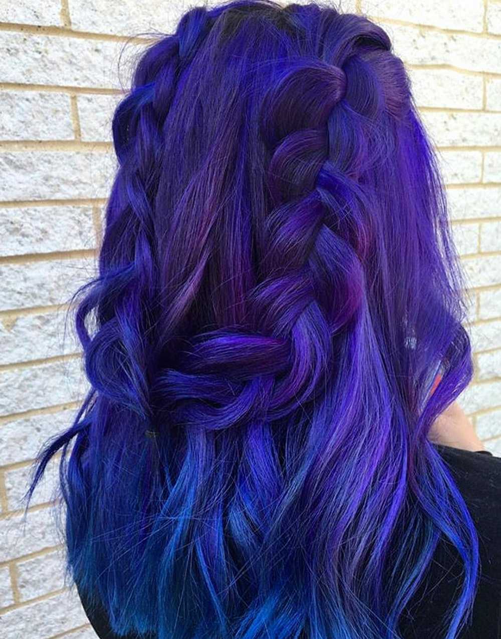 Capelli sfumati Ultra Violet con treccia