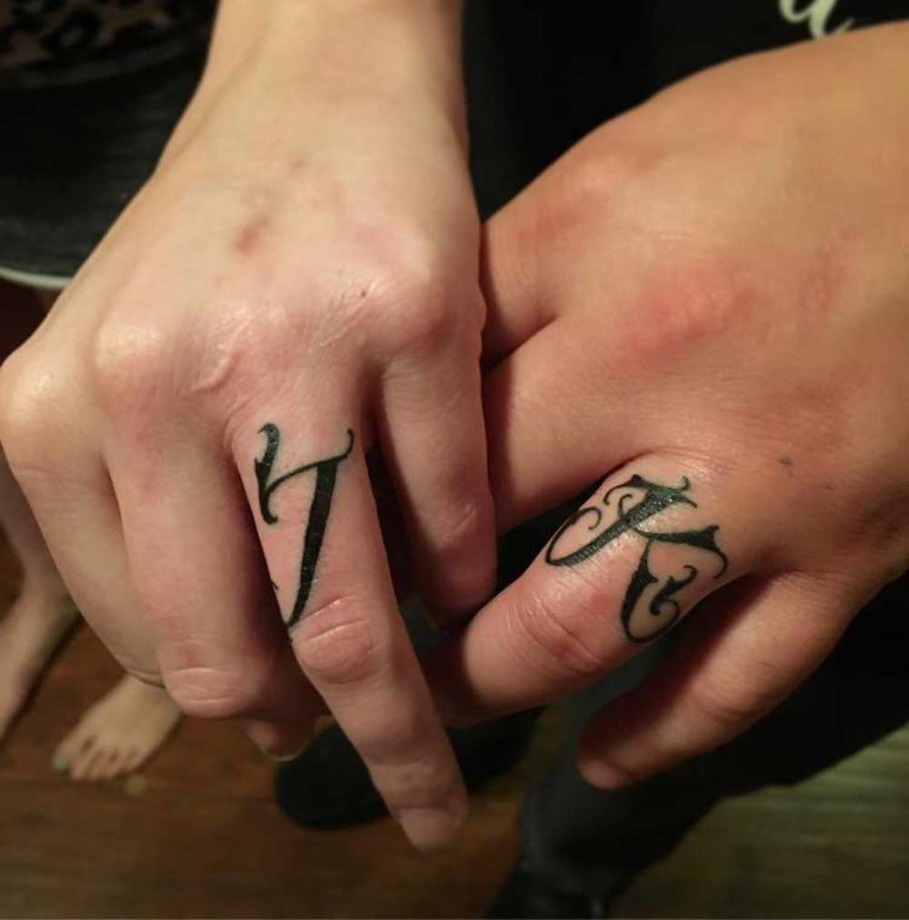tatuaggi lettere sulle dita
