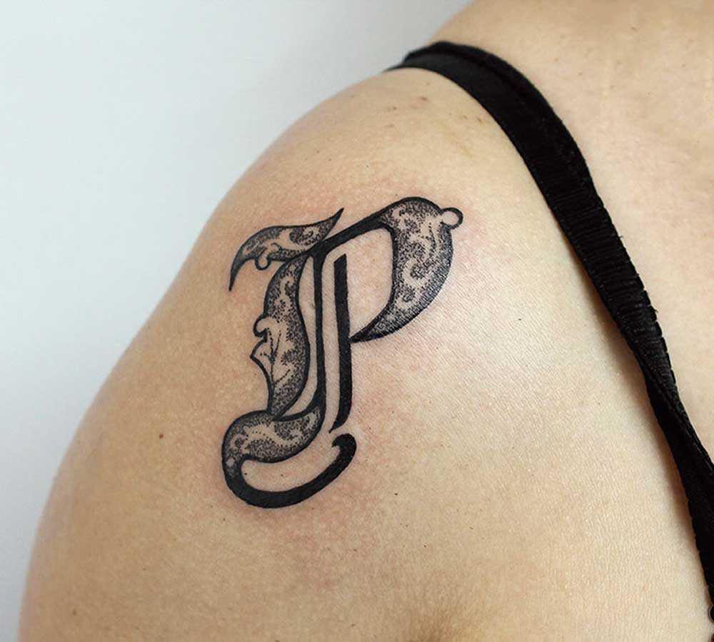 tatuaggi lettere sul corpo