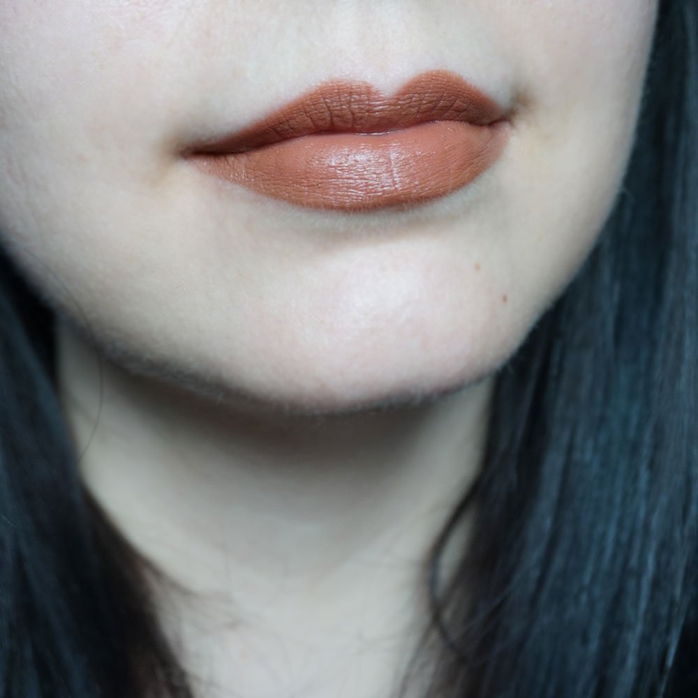 Swatches rossetto Neve Cosmetics Chocolate Pudding
