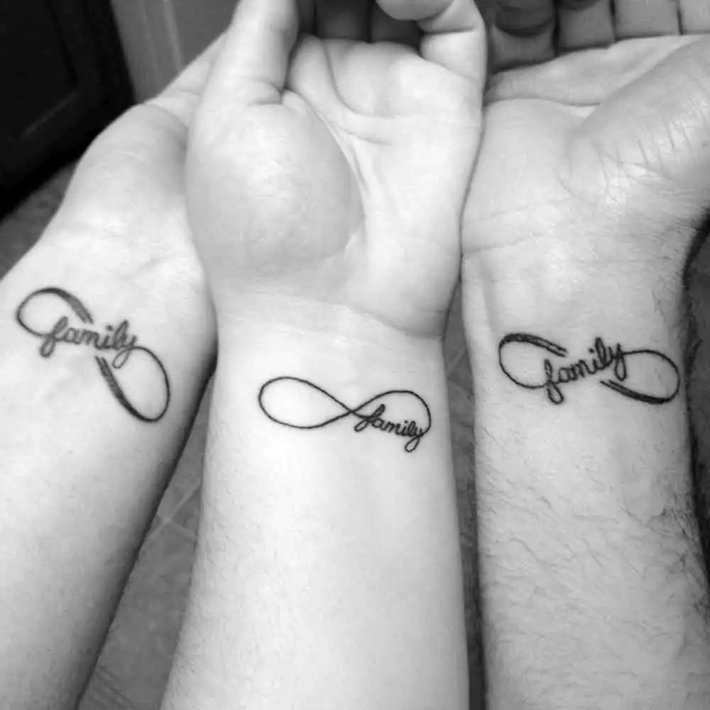 Tatuaggio famiglia infinito