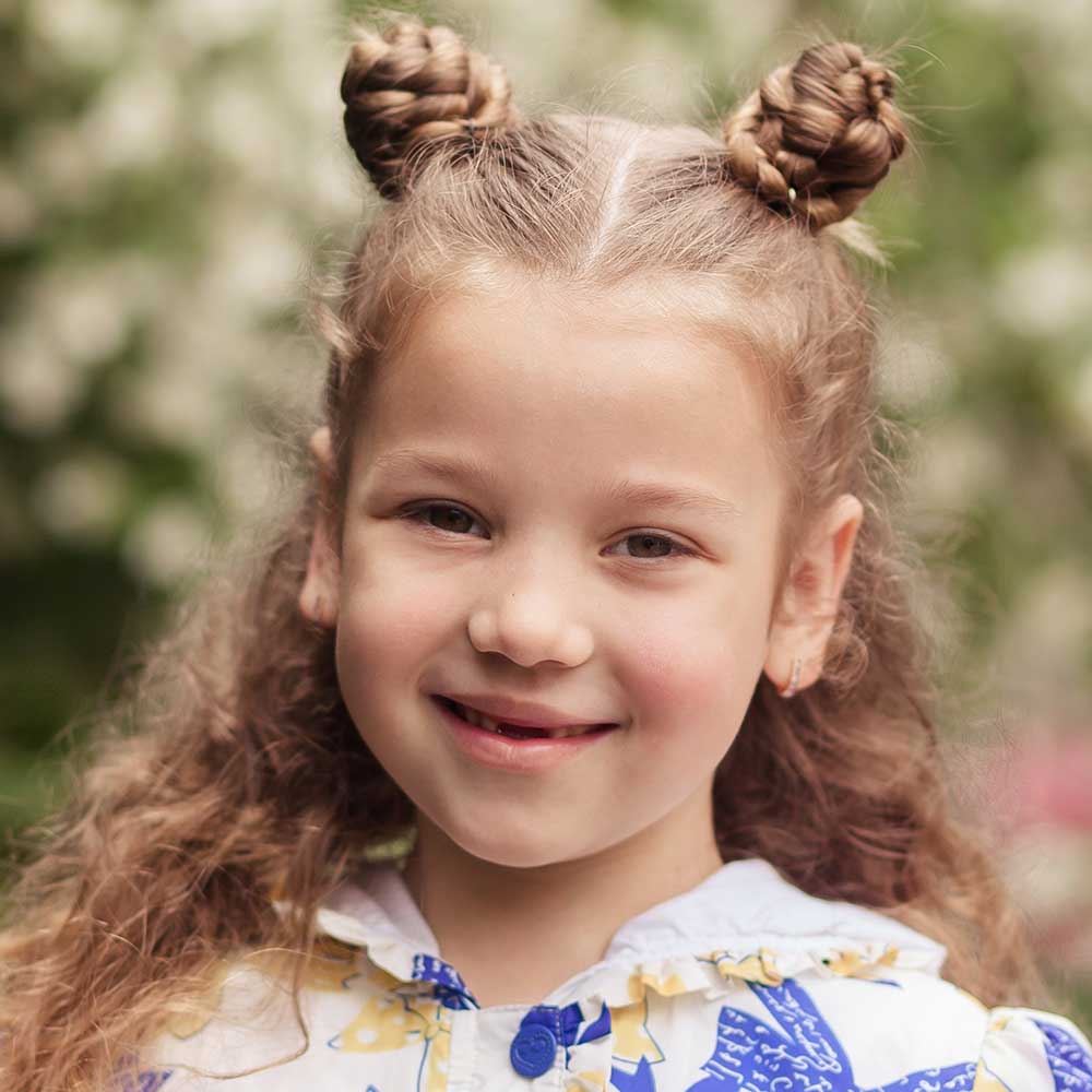 Acconciatura bambina capelli ricci 