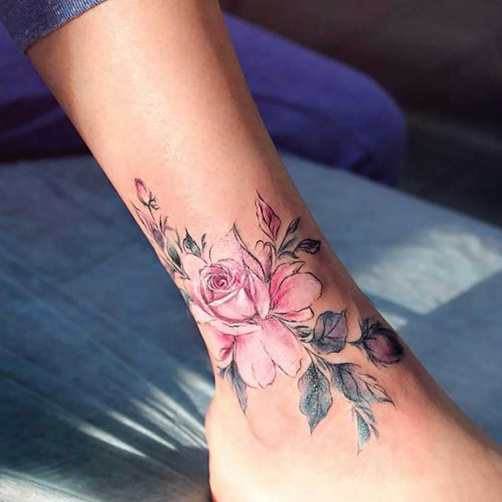 Tatuaggio rosa caviglia