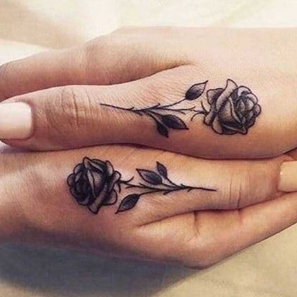 Tatuaggio rosa mano dita