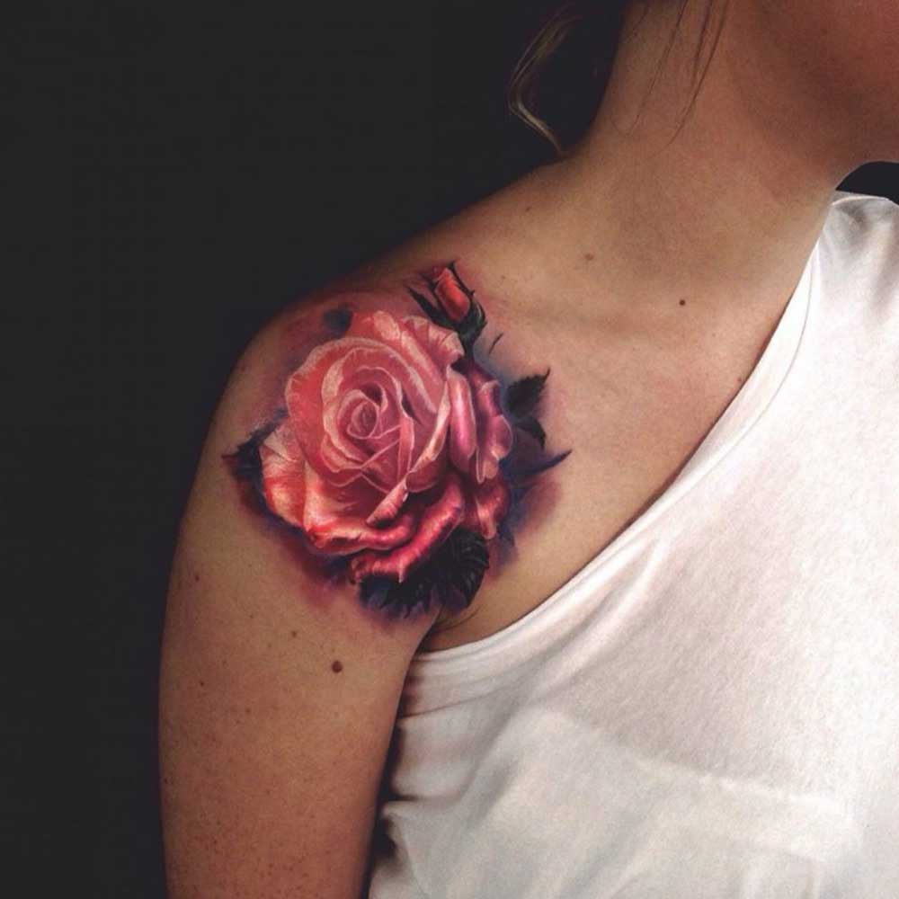 Tatuaggio rose sulla spalla