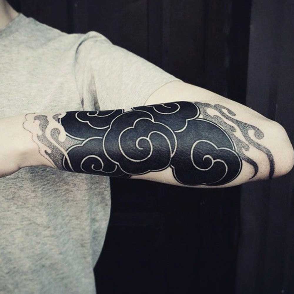 tatuaggio braccio nero