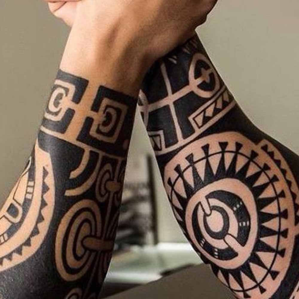 tatuaggio braccio maori