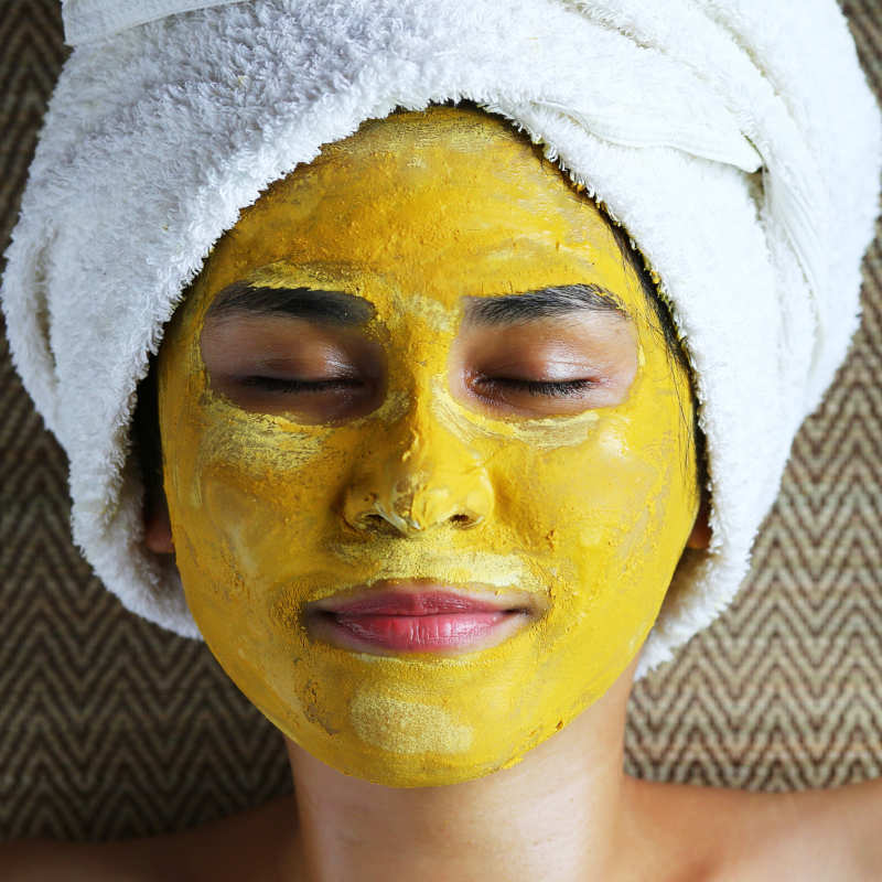 Maschera viso fai da te naturale alla curcuma