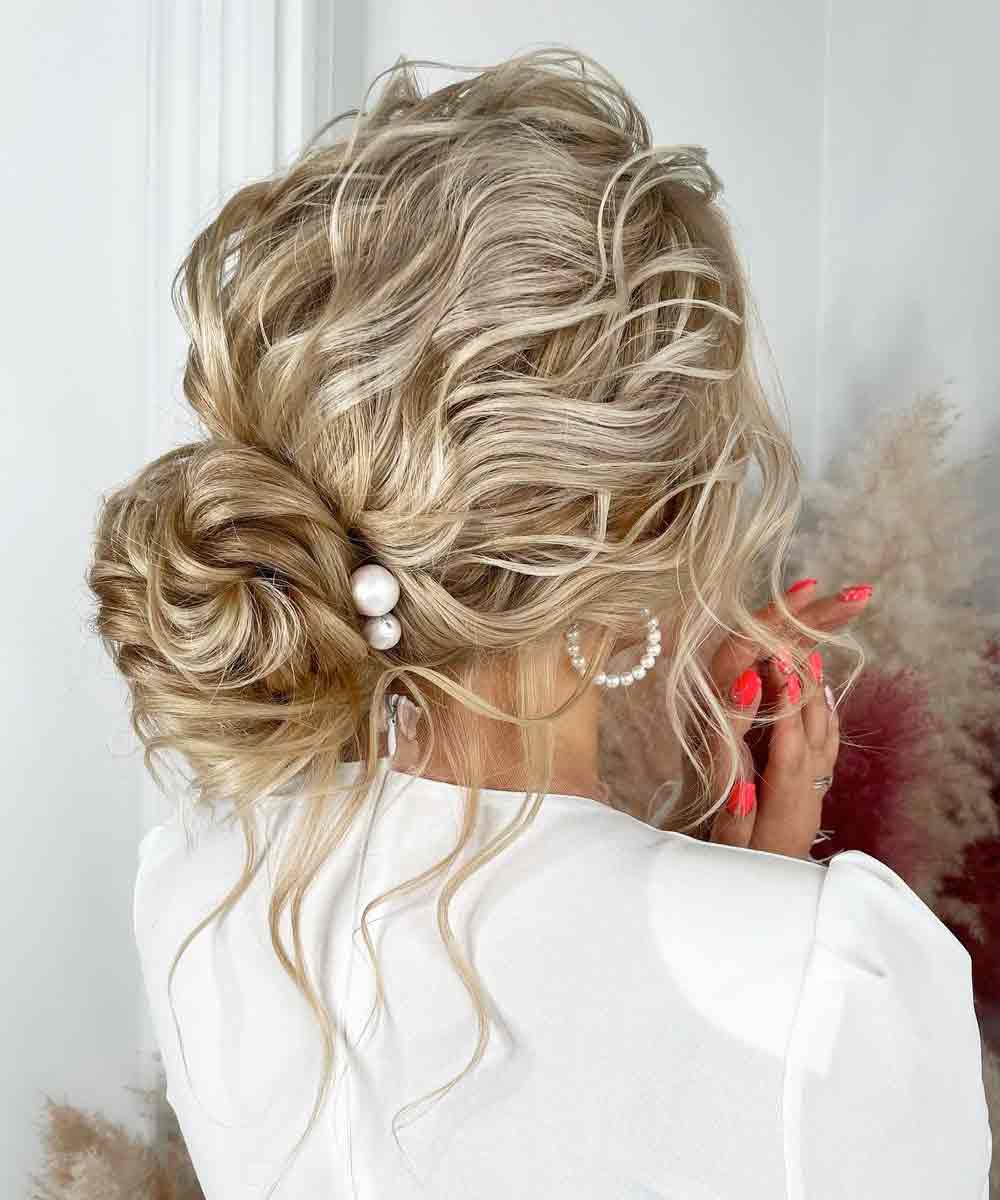 Capelli medi ricci chignon Capelli medi ricci chignon
