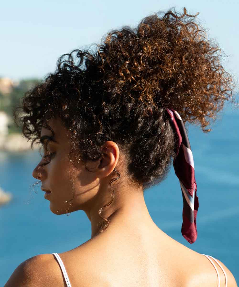 Coda alta capelli ricci estate Coda alta capelli ricci estate