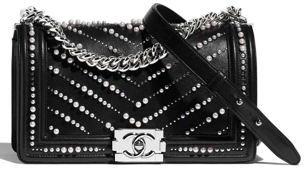 Boy Chanel in pelle e perle