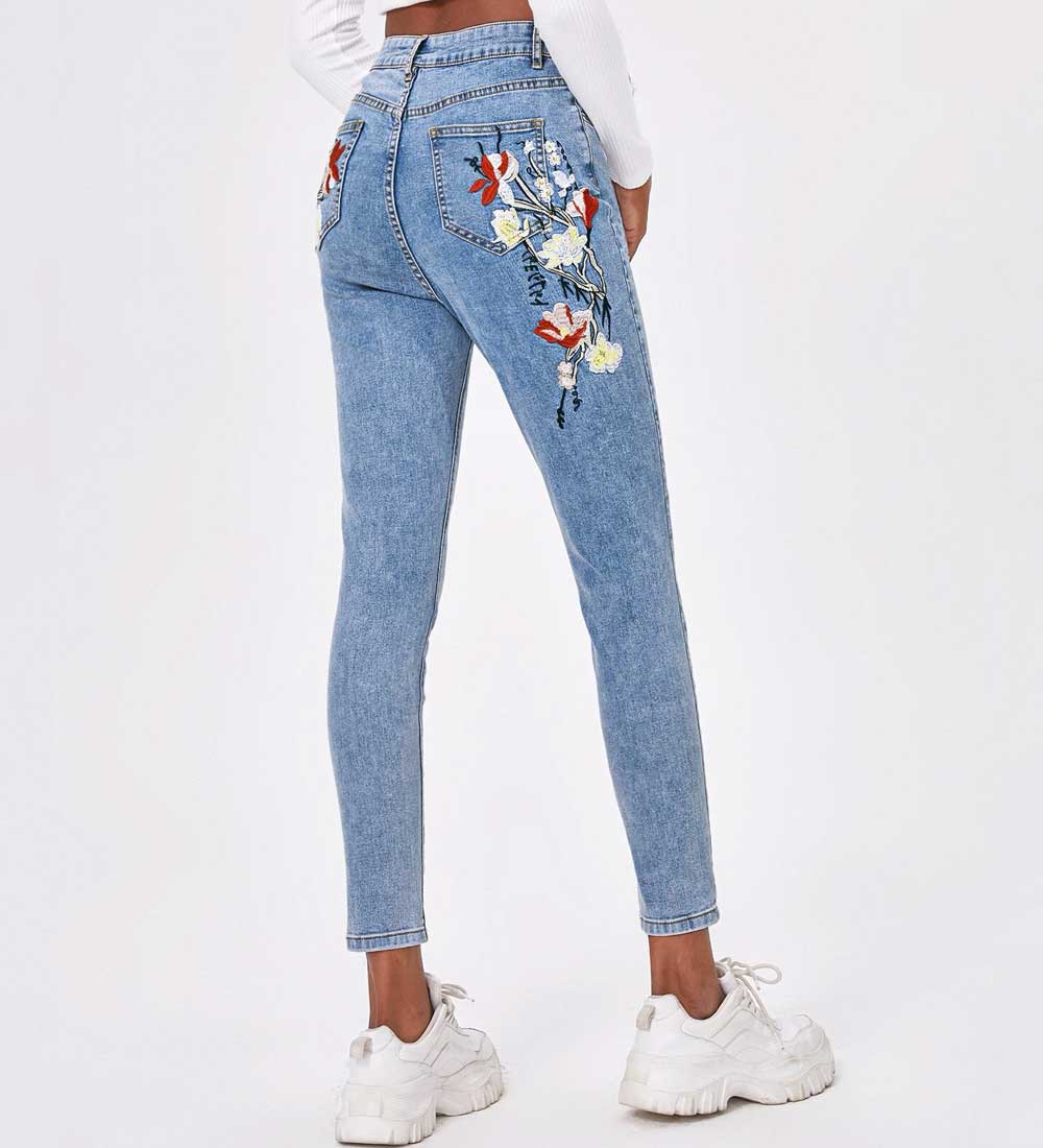 Jeans con applicazioni 2021