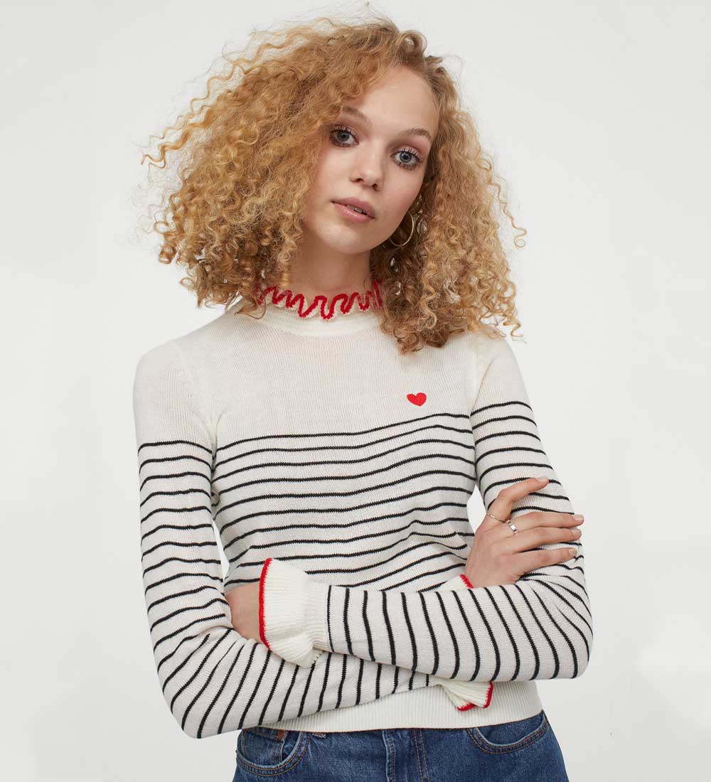 Maglione da donna a righe bianche e nere con finta camicia -