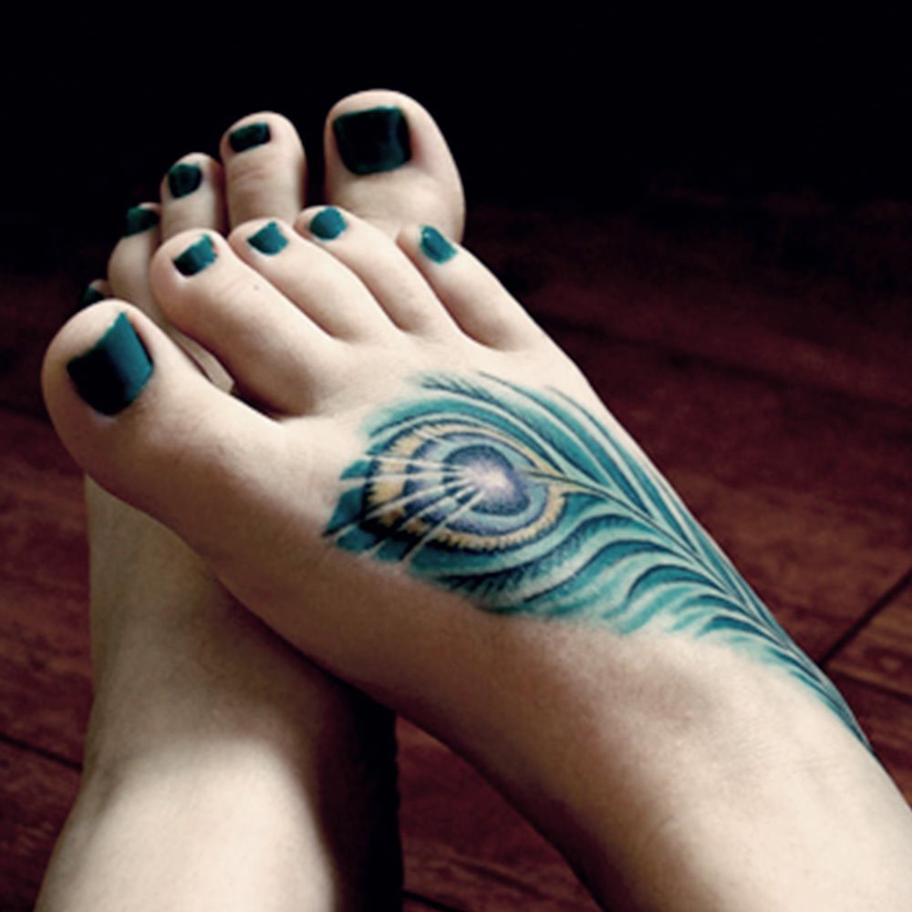 Tatuaggi piuma piede
