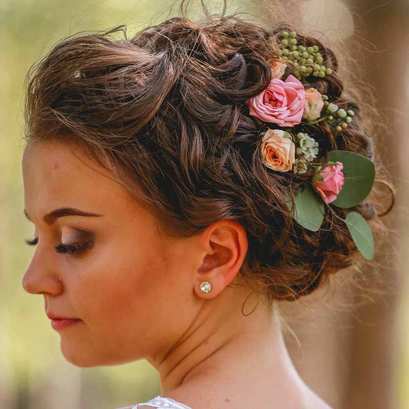 Acconciature capelli raccolti sposa rose