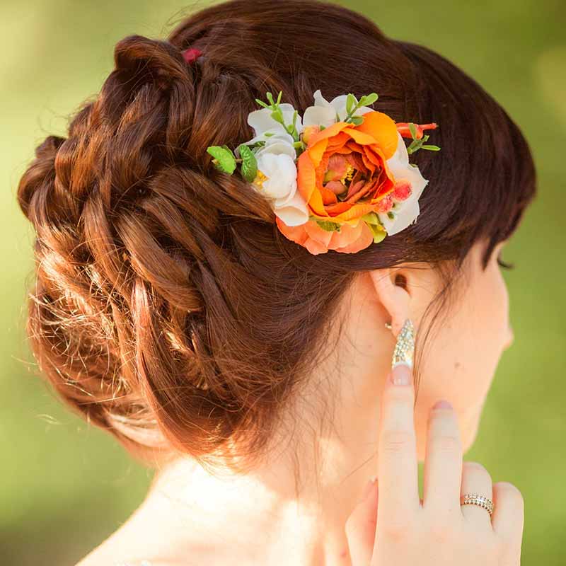 Acconciatura capelli raccolti sposa peonia