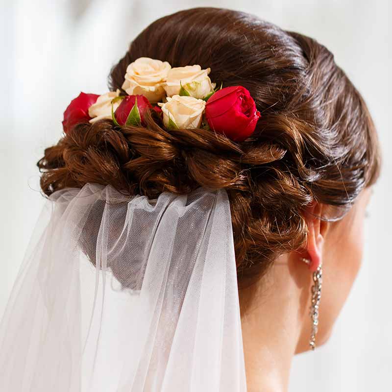 Acconciature sposa fiori velo capelli raccolti