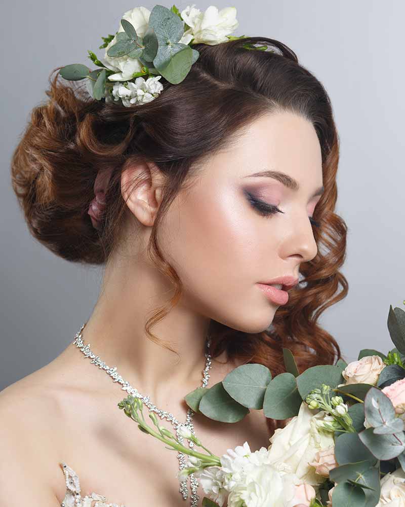 Acconciature capelli raccolti sposa fiori bouquet