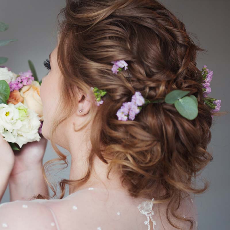Acconciature capelli raccolti sposa fiori bouquet
