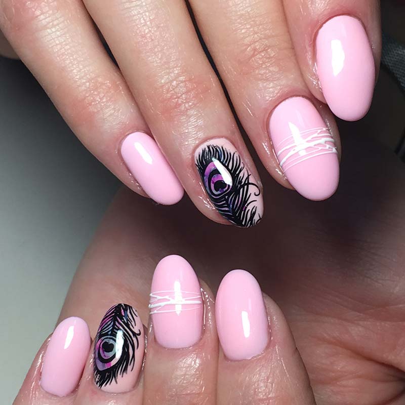 Nail art originale con piuma di pavone