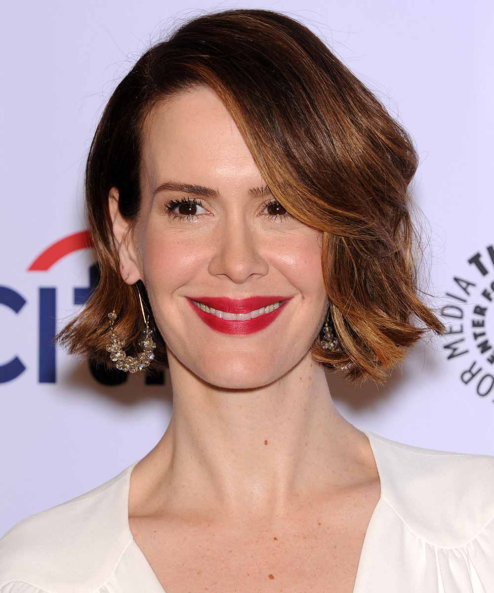 Sarah Paulson capelli corti spalle larghe