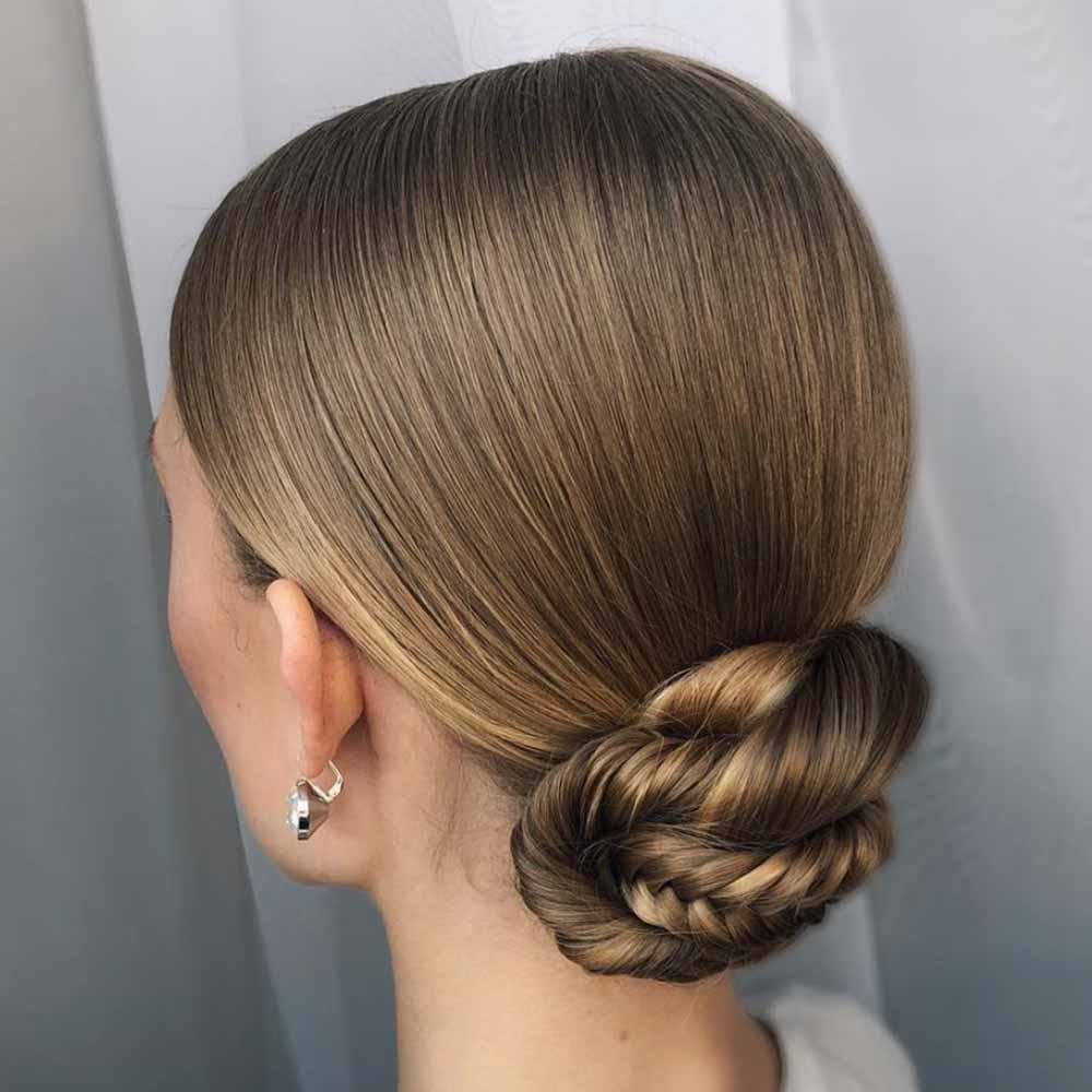 Originale chignon basso con treccia Originale chignon basso con treccia