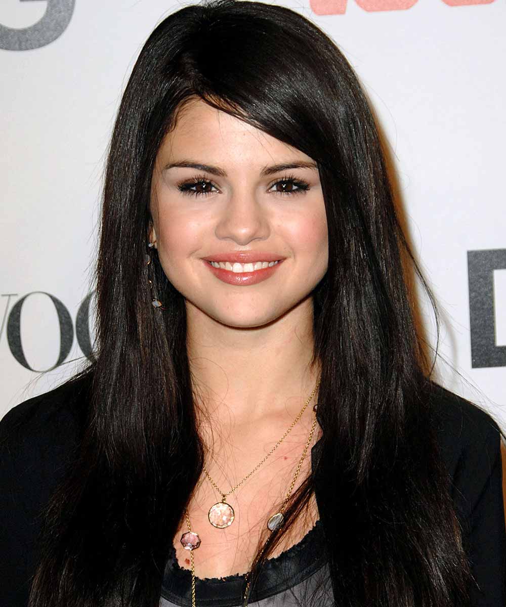 Selena Gomez capelli neri lunghi