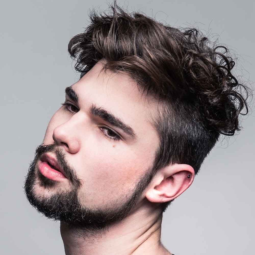 Tagli uomo capelli ricci barba