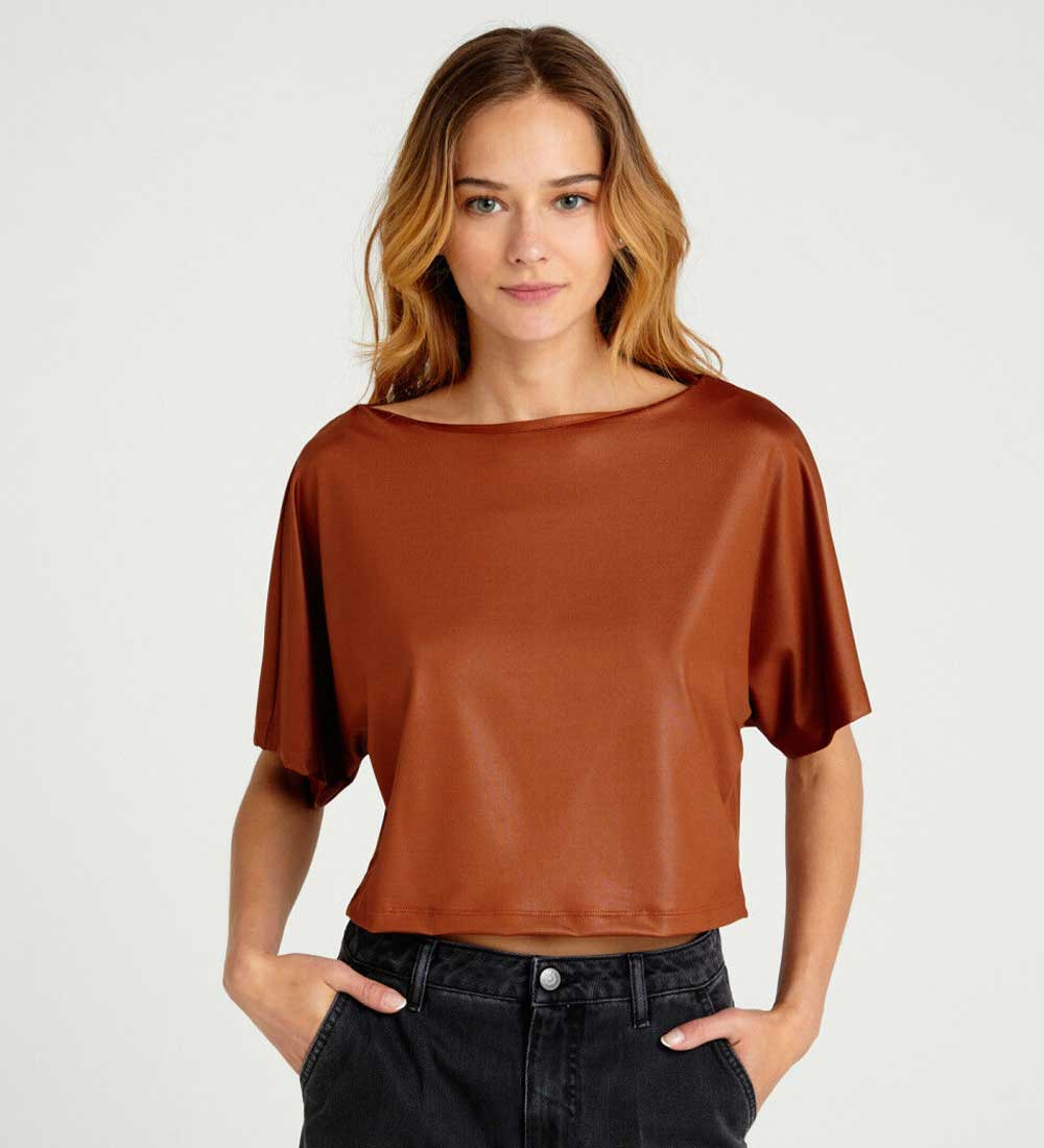 T-shirt cropped effetto pelle
