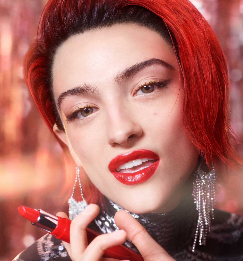 Modella Make Up For Ever rossetti Rouge Artist Shine On