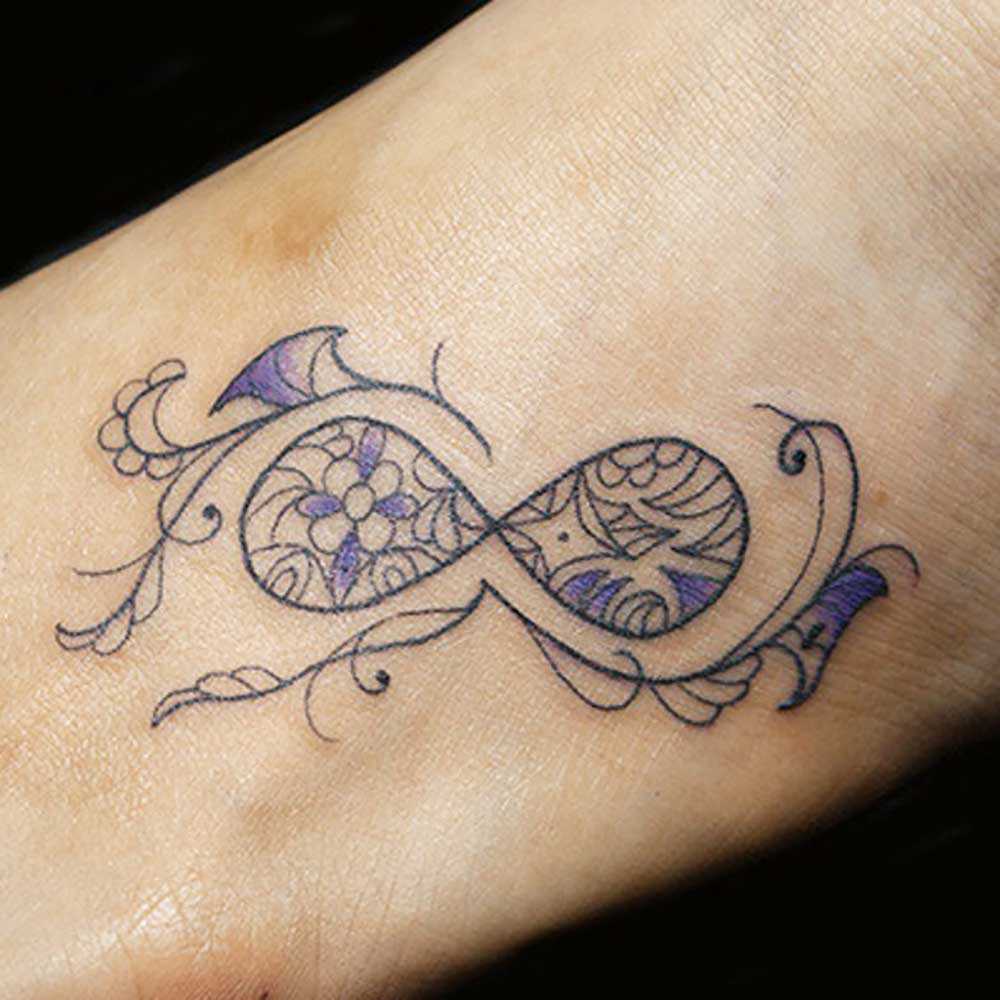Tatuaggio infinito piede